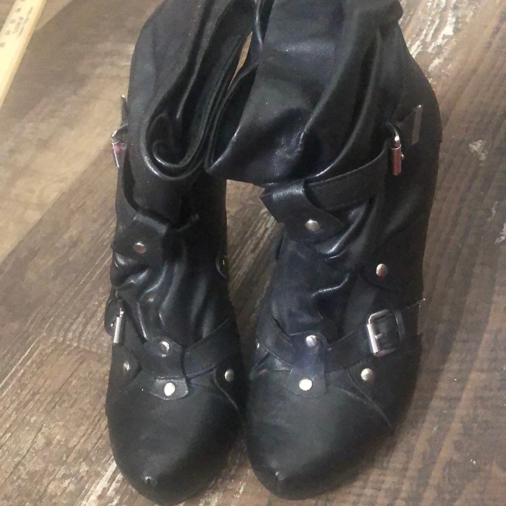 BCBG fantasia7.5 BLACK BOOTS